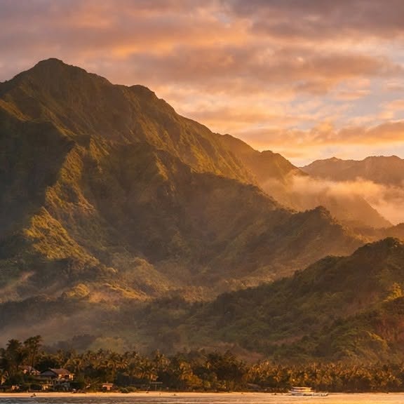 There’s a certain magic in the air right now at Hanalei Bay. 🌊 April is what we call the "sweet spot" on the North Shor...